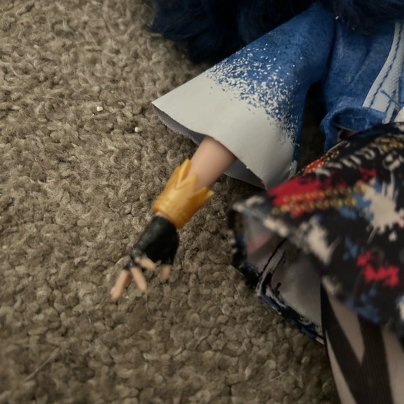 Desendants Isle of the Lost Evie Doll 2014 Disney Hasboro Blue Hair Barbie - Picture 6 of 7